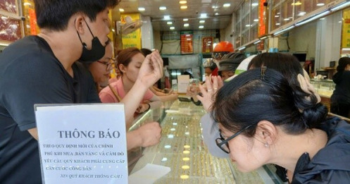 Chuyên gia nói gì khi giá vàng thế giới tăng – giảm hàng trăm USD?