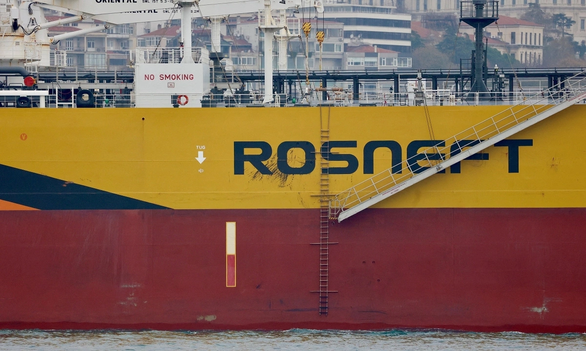 OPEC+ dừng tăng sản xuất dầu từ đầu năm sau