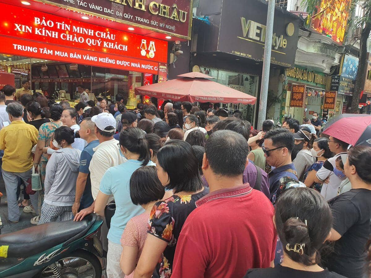 Giá vàng đảo chiều bất ngờ, nhiều người vét sạch két mua vàng, chưa nhận được hàng đã lỗ nặng