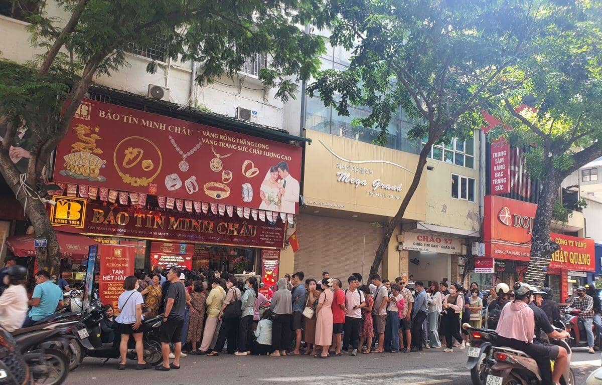 Giá vàng đảo chiều bất ngờ, nhiều người vét sạch két mua vàng, chưa nhận được hàng đã lỗ nặng