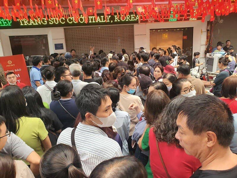 Giá vàng đảo chiều bất ngờ, nhiều người vét sạch két mua vàng, chưa nhận được hàng đã lỗ nặng