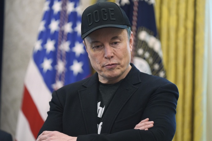 Cổ đông lớn phản đối gói thù lao 1.000 tỷ USD cho Musk