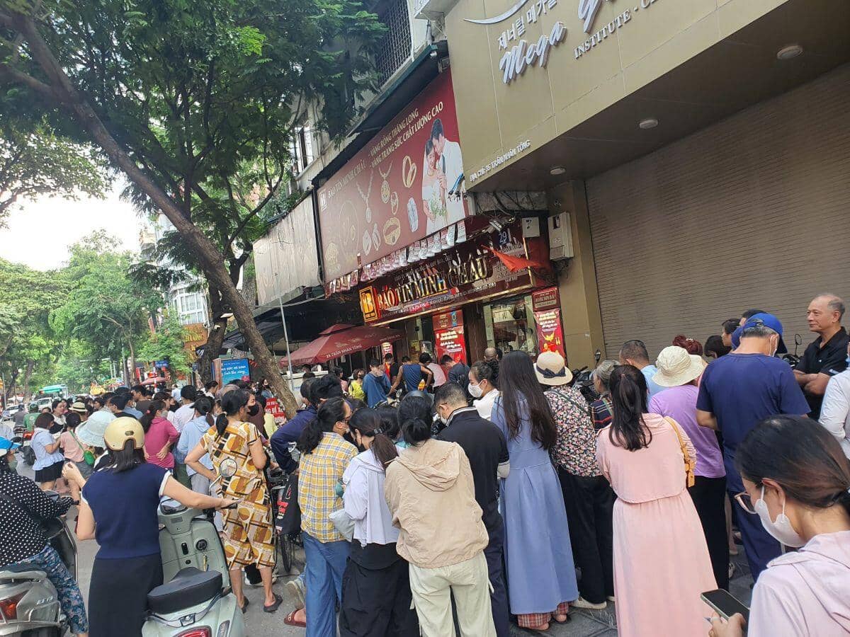 Giá vàng liên tục giảm sâu, người mua bỏ cọc hàng trăm triệu đồng, không thèm lấy hàng vì thua lỗ