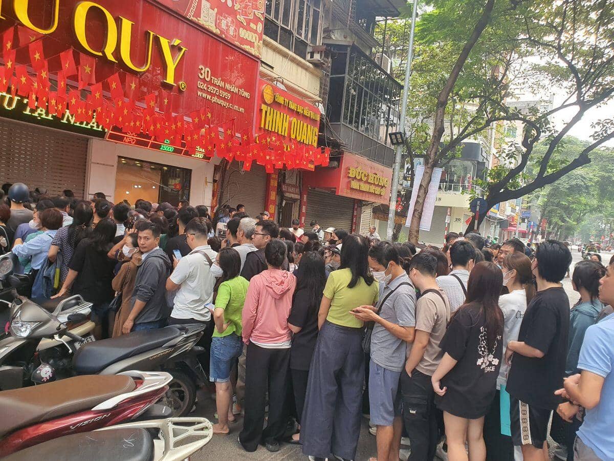 Giá vàng liên tục giảm sâu, người mua bỏ cọc hàng trăm triệu đồng, không thèm lấy hàng vì thua lỗ