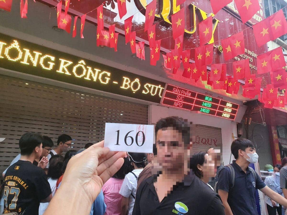 Giá vàng liên tục giảm sâu, người mua bỏ cọc hàng trăm triệu đồng, không thèm lấy hàng vì thua lỗ