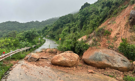 Bão Kalmaegi gây sạt lở bán đảo Sơn Trà, Đà Nẵng đối mặt nguy cơ