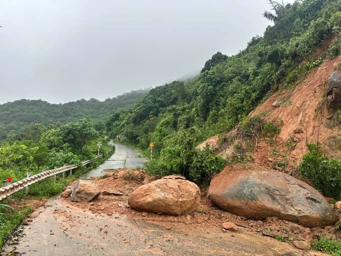 Bão Kalmaegi gây sạt lở bán đảo Sơn Trà, Đà Nẵng đối mặt nguy cơ