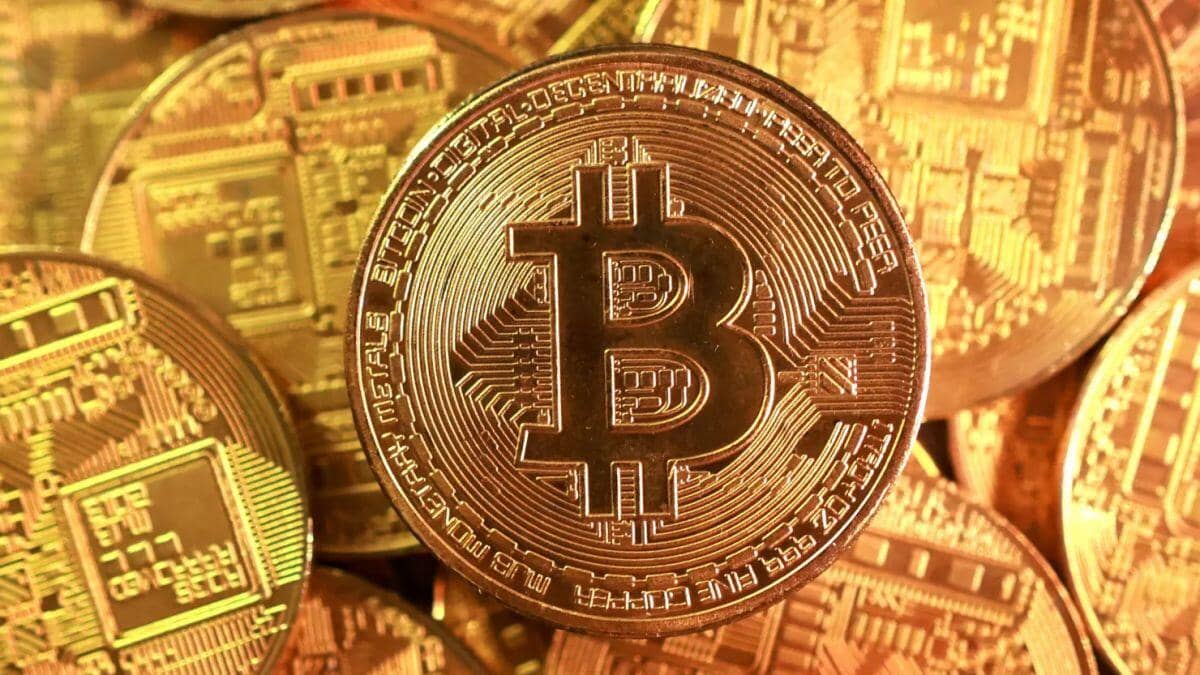 Bitcoin thủng mốc 100.000 USD: Tín hiệu cảnh báo cho làn sóng đầu tư rủi ro?
