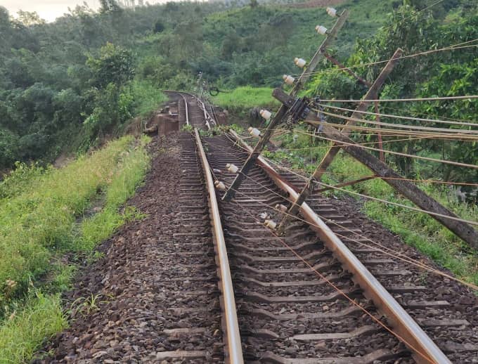Đường sắt Bắc Nam bị chia cắt, 9 tàu khách phải nằm chờ