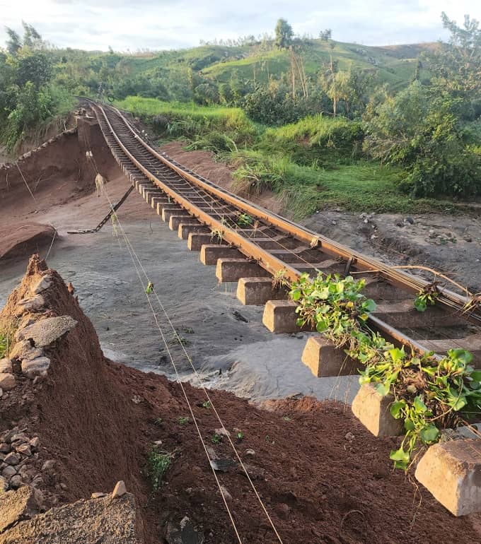 Đường sắt Bắc Nam bị chia cắt, 9 tàu khách phải nằm chờ