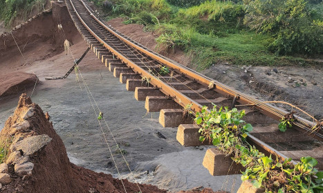 Đường sắt Bắc Nam bị chia cắt, 9 tàu khách phải nằm chờ