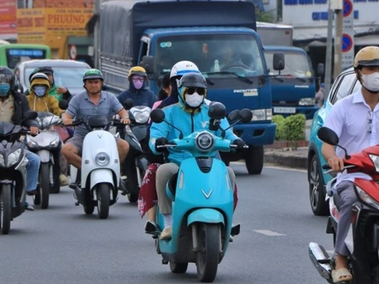 Hoán cải xe máy chạy xăng sang điện: Khi ý tưởng ‘xanh’ gặp bài toán kỹ thuật và pháp lý