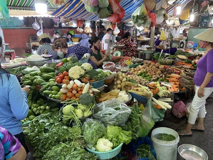 Sau bão, giá rau củ “phi mã”: Rau muống đắt ngang thịt lợn