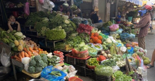 Sau bão, giá rau củ “phi mã”: Rau muống đắt ngang thịt lợn