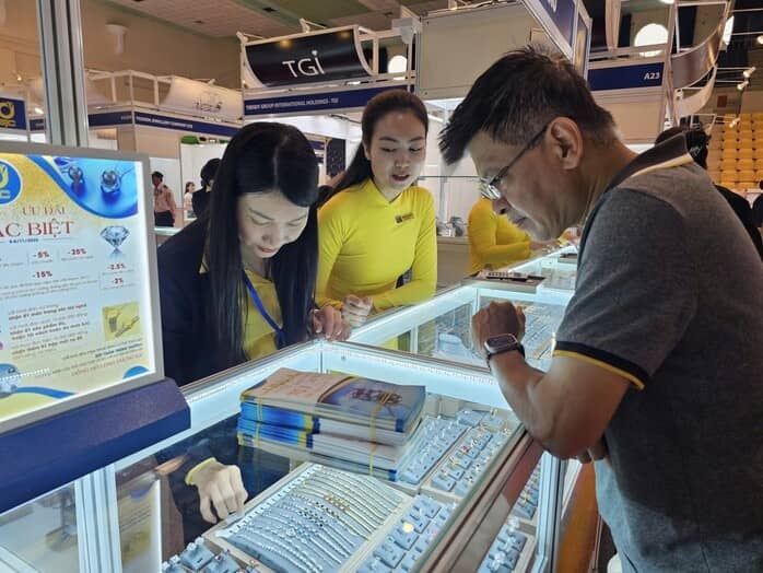 Giá vàng hôm nay 10/11: Vừa mở cửa, tăng trở lại