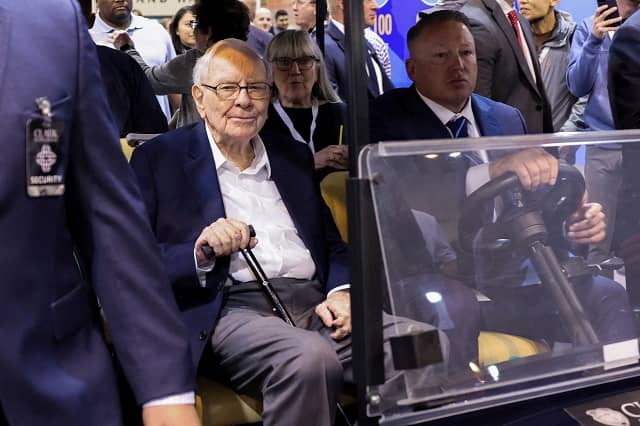 Lời từ biệt của Warren Buffett: Không còn "Thư thường niên Buffett" và những lời chia sẻ tại đại hội