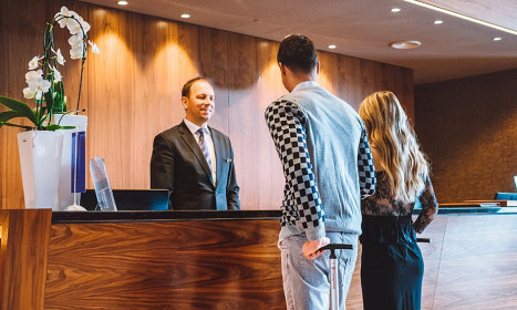 Đã trả hết tiền, có giữ được phòng khách sạn nếu đến muộn?