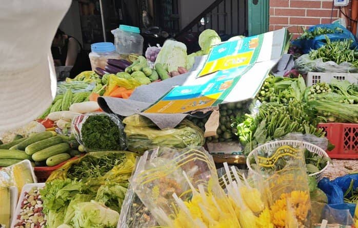Bà nội trợ "giật mình" vì giá rau củ tăng chóng mặt