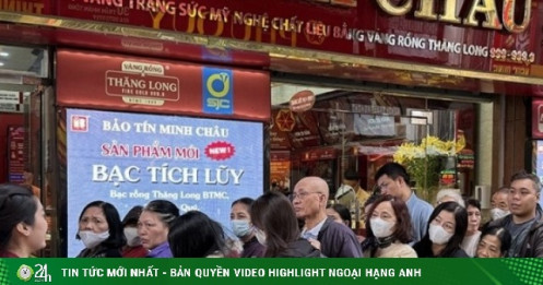 Người cao tuổi xếp hàng mua 2 chỉ vàng, tiếc nuối vì đến lượt lại không thể thanh toán