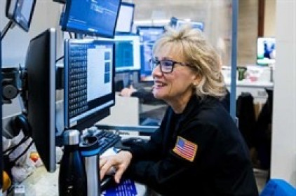 Dow Jones lần đầu vượt mốc 48,000 điểm