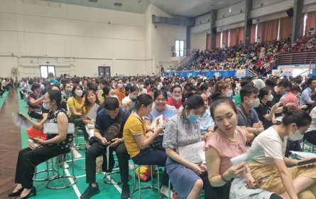 Cách chấm dứt cảnh hàng nghìn người chen chân nộp hồ sơ và 'bốc thăm may rủi' mua NƠXH?