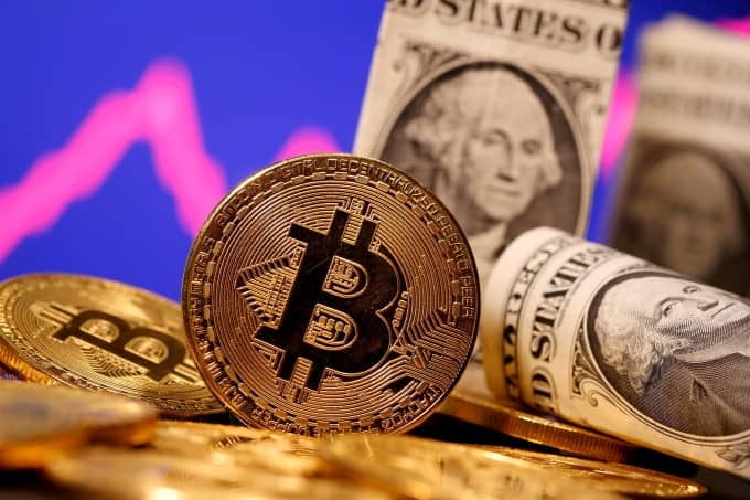 Vì sao Bitcoin thủng mốc 100.000 USD?