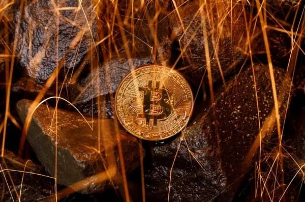 Bitcoin lao dốc, các “ông lớn” đào tiền ảo tháo chạy: Đâu là bến đỗ?