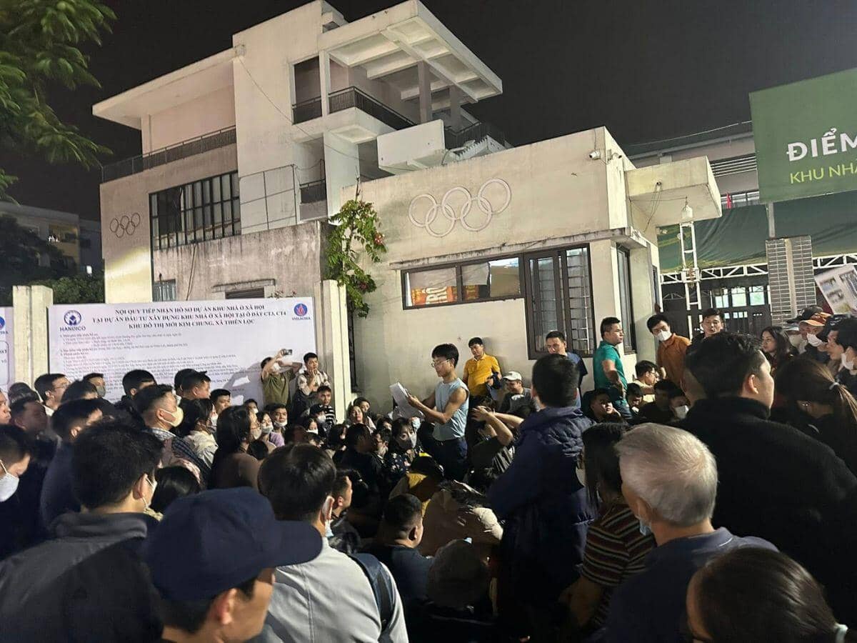 Cảnh xuyên đêm xếp hàng nộp hồ sơ mua nhà ở xã hội