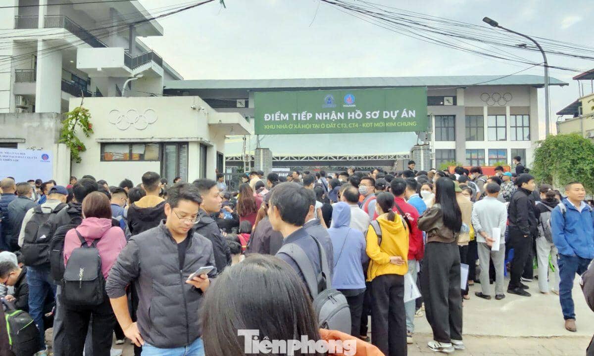 Hàng trăm người chen chân nộp hồ sơ dự án nhà ở xã hội CT3 Kim Chung, giá từ 900 triệu đồng/căn