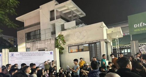 Cảnh xuyên đêm xếp hàng nộp hồ sơ mua nhà ở xã hội