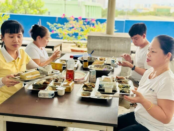 Tiền ăn giữa ca: Tính thuế và đóng BHXH thế nào cho đúng?