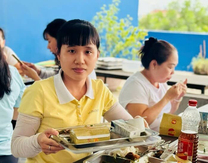 Tiền ăn giữa ca: Tính thuế và đóng BHXH thế nào cho đúng?