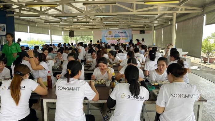 Tiền ăn giữa ca: Tính thuế và đóng BHXH thế nào cho đúng?