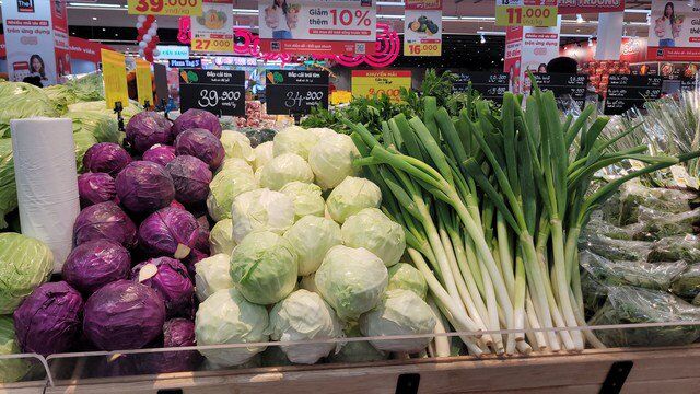 Giá rau 'phi mã' sau bão, bữa cơm gia đình Thủ đô chịu áp lực nặng nề