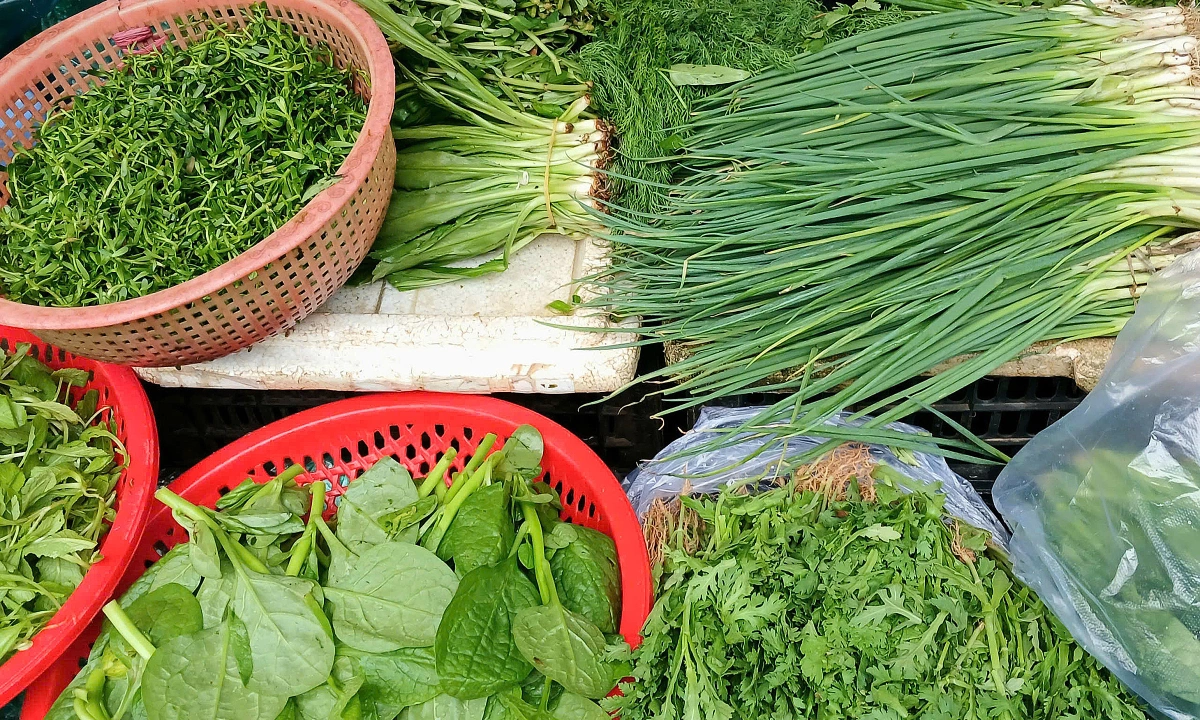 Hành lá, rau gia vị đắt hơn nhiều loại thịt