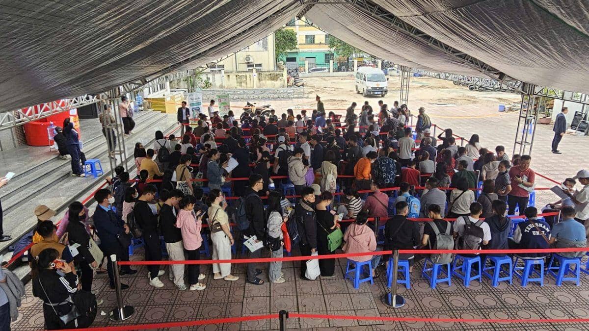 Mở bán nhà ở xã hội từ 900 triệu đồng/căn tại Hà Nội: Mời công an giám sát, dẹp 'cò mồi’ trục lợi