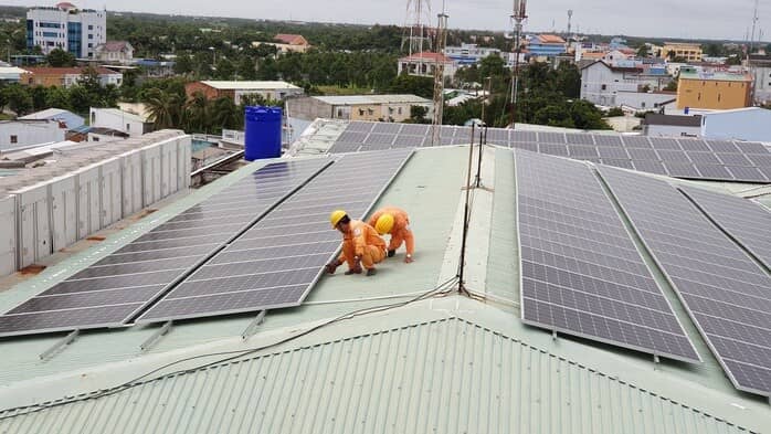 Vì sao lắp điện mặt trời mái nhà tự dùng có thể bị phạt tới 20 triệu đồng