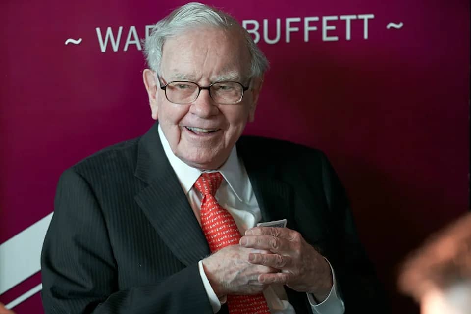 Không phải tiền: Bí mật khiến Warren Buffett làm việc tới 95 tuổi