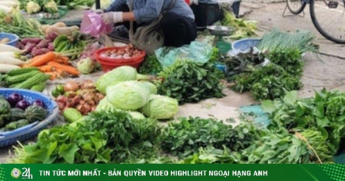 Gia đình thu nhập thấp xoay xở thế nào khi rau xanh là mặt hàng rẻ nhất cũng trở thành xa xỉ sau bão?