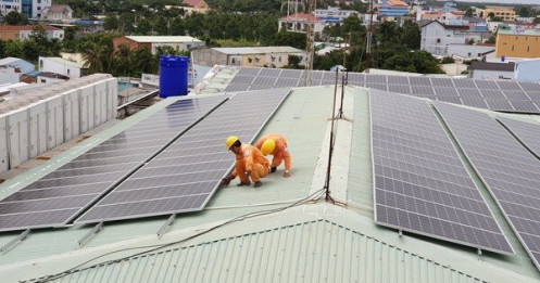 Vì sao lắp điện mặt trời mái nhà tự dùng có thể bị phạt tới 20 triệu đồng