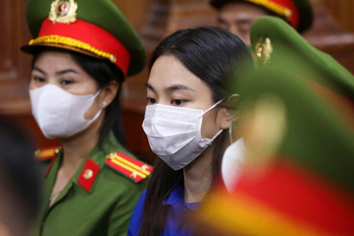 Bên trong phiên tòa xét xử Quang Linh Vlog, hoa hậu Thùy Tiên