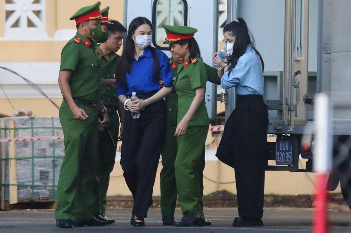 Bên trong phiên tòa xét xử Quang Linh Vlog, hoa hậu Thùy Tiên