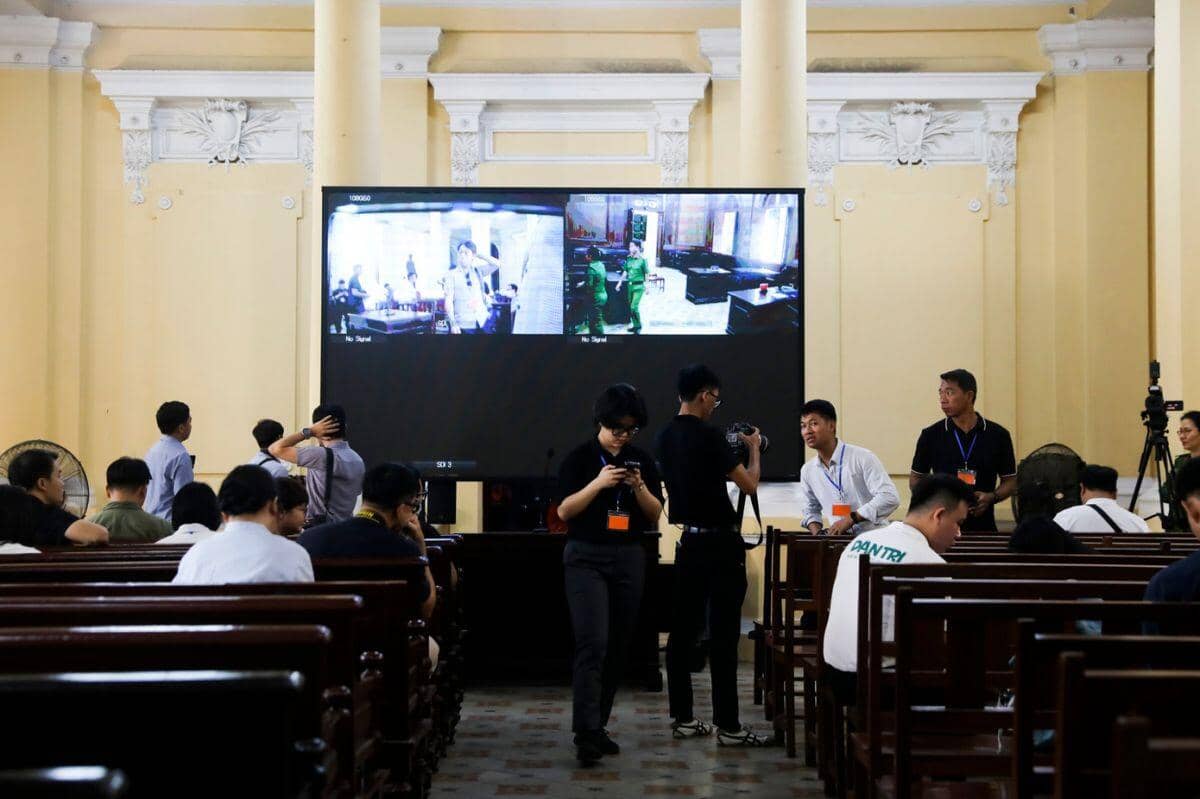 Bên trong phiên tòa xét xử Quang Linh Vlog, hoa hậu Thùy Tiên