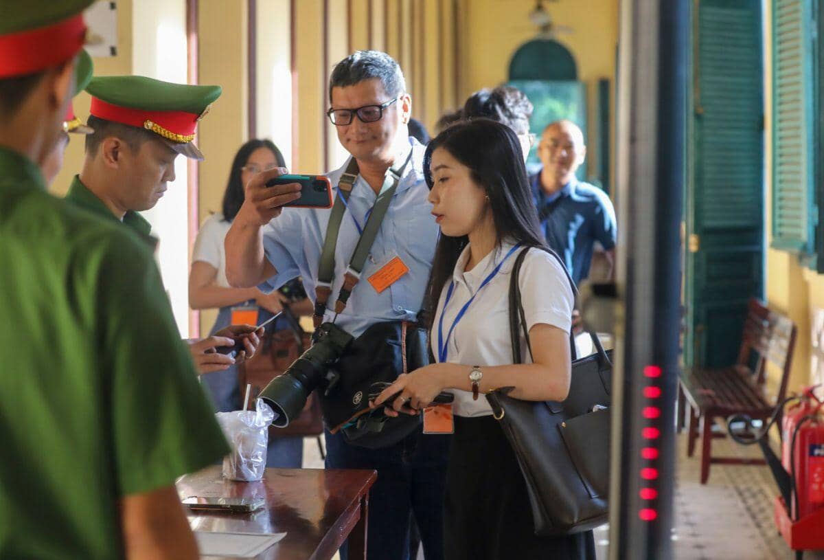 Bên trong phiên tòa xét xử Quang Linh Vlog, hoa hậu Thùy Tiên