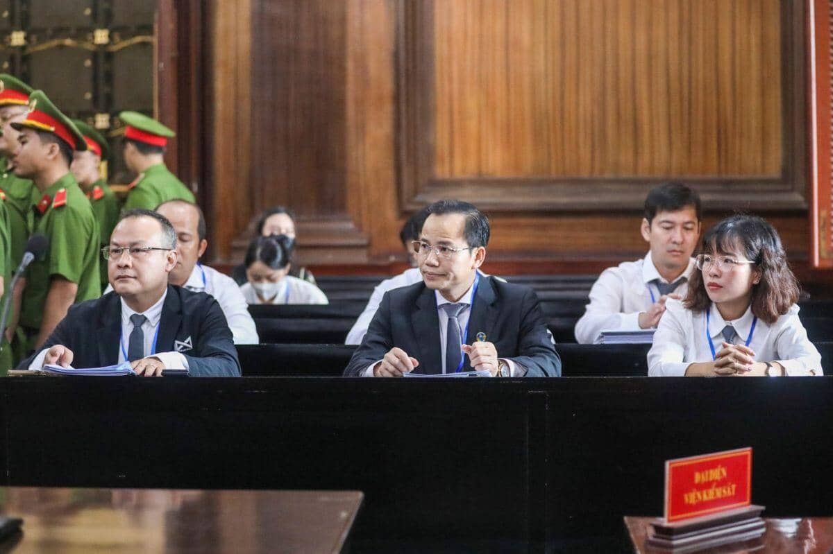 Bên trong phiên tòa xét xử Quang Linh Vlog, hoa hậu Thùy Tiên