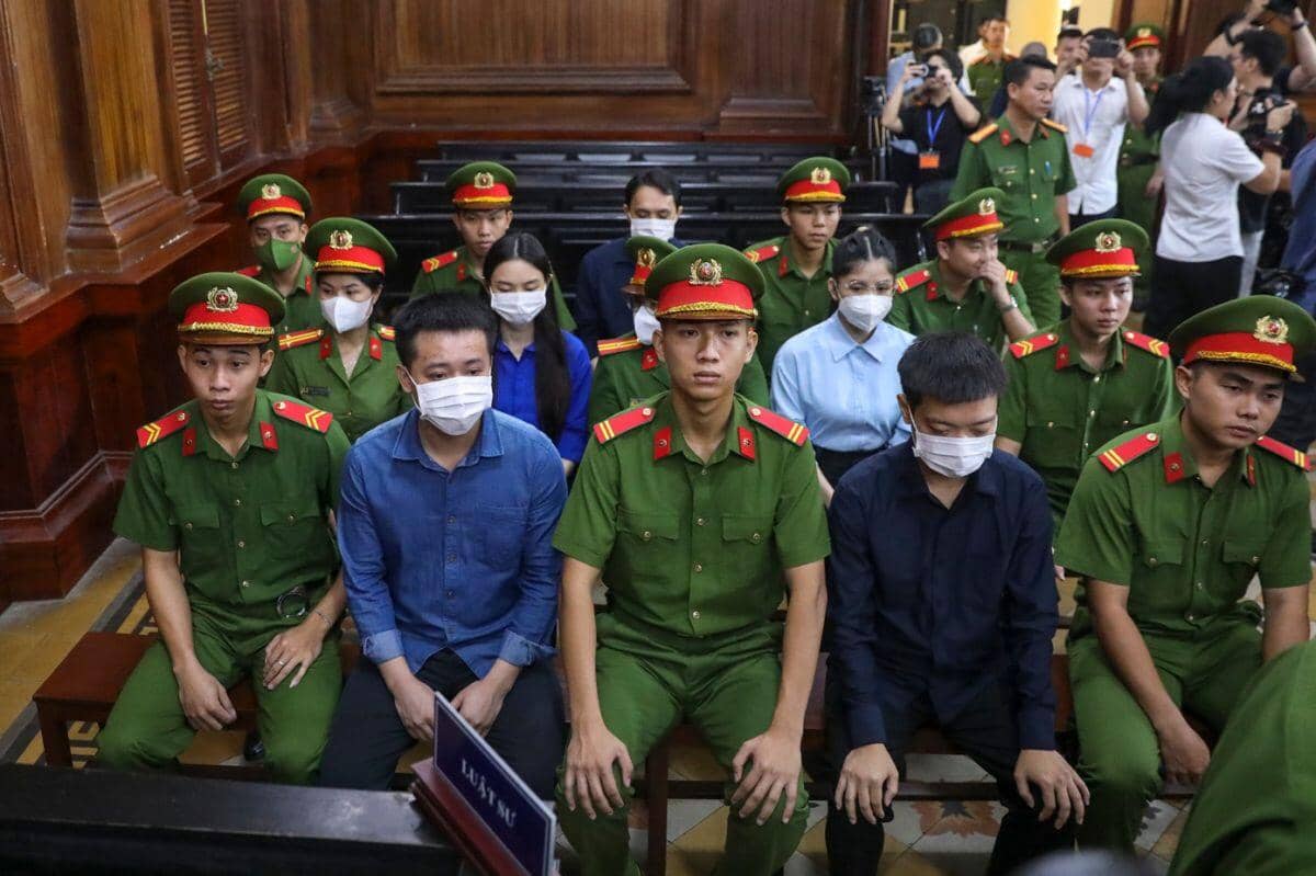 Bên trong phiên tòa xét xử Quang Linh Vlog, hoa hậu Thùy Tiên