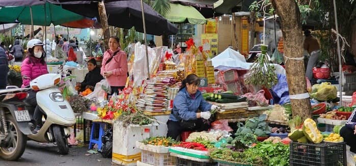 Bát phở có thể tăng giá vì cọng hành, người dân ngóng mãi giá rau xanh không giảm