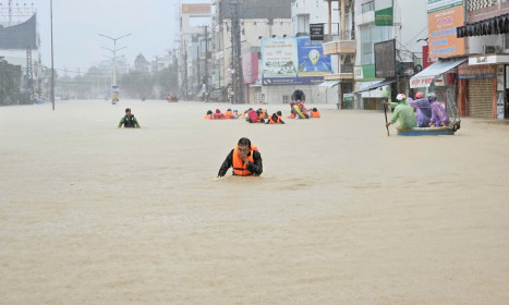 Thủ tướng yêu cầu 'bằng mọi biện pháp' cứu dân vùng lũ
