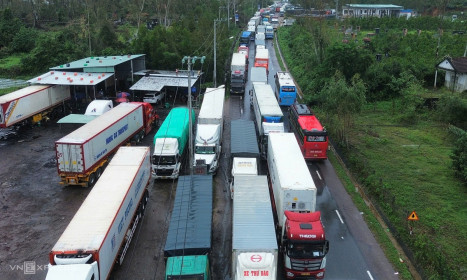 Sân bay, đường sắt, quốc lộ qua miền Trung tê liệt