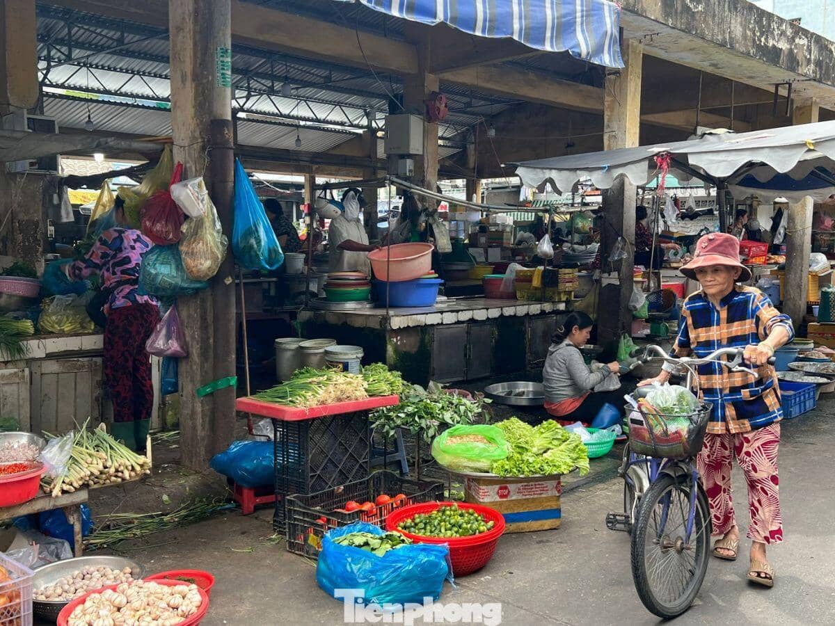 Bão lũ cắt đứt nguồn cung, giá rau xanh TPHCM leo thang từng ngày
